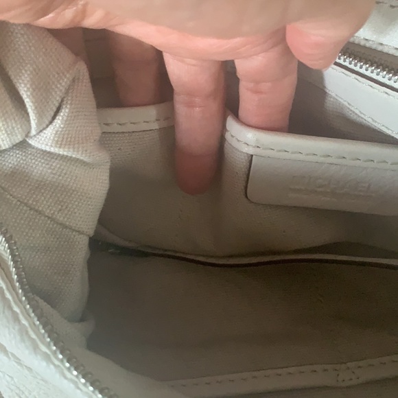 Michael Kors ivory pebbled leather, hobo with front pockets .  mint condition - Picture 8 of 13